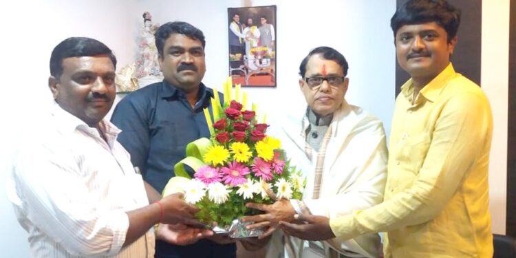 अभिष्टचिंतन ; ग्रामीण पत्रकारांना व्यासपीठ निर्माण करून देणारे नेतृत्व – डॉ. विश्‍वासराव आरोटे