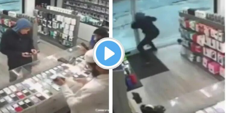 चोरटा स्मार्टफोन घेऊन पळत होता, दरवाज्यापर्यंतही पोहोचला पण.. पुढे काय झाले पाहा VIDEOमध्ये