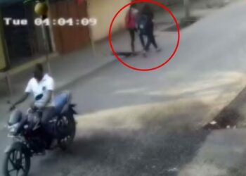 कारने दुचाकीस्वासह दोन शाळकरी मुलींना उडवलं; काळजाचा ठोका चुकवणारा Video समोर