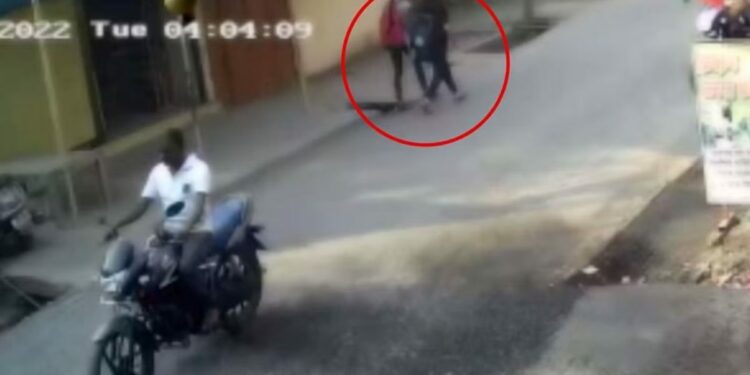 कारने दुचाकीस्वासह दोन शाळकरी मुलींना उडवलं; काळजाचा ठोका चुकवणारा Video समोर
