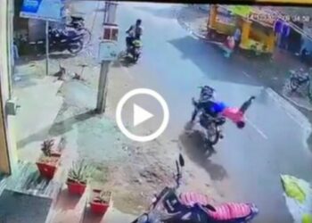 ट्रकला लटकणारी दोरी बाईकस्वाराच्या गळ्यात अडकली, अन्.. ; धक्कादायक VIDEO व्हायरल