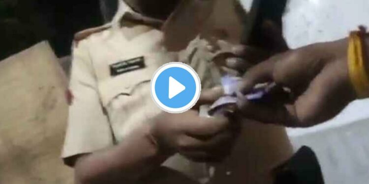रिक्षाचालकाकडून 200 रुपयांची लाच घेताना पोलीस अधिकारी कॅमेऱ्यात ‘कैद’ ; Video झाला व्हायरल
