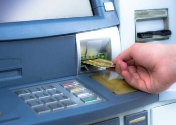 ATM मधून पैसे काढताना घ्या खबरदारी, अन्यथा बँक खाते होईल खाली