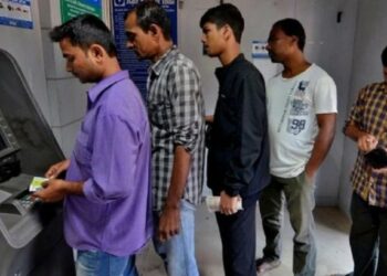 ATM मधून पैसे काढणाऱ्यांसाठी महत्त्वाची बातमी, या सरकारी बँकेने नियमात केला मोठा बदल, लगेच जाणून घ्या