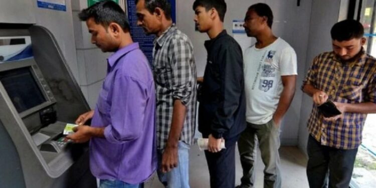 ATM मधून पैसे काढणाऱ्यांसाठी महत्त्वाची बातमी, या सरकारी बँकेने नियमात केला मोठा बदल, लगेच जाणून घ्या