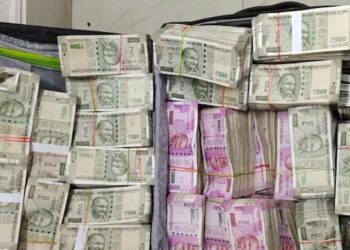 गुजरात निवडणुकीत पैशांचा पूर, मतदानाआधी सापडले 290 कोटींचे घबाड