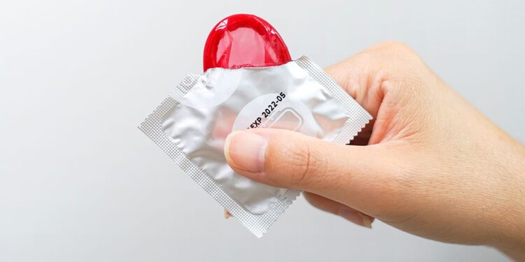 हे सरकार तरुणांना देणार मोफत कंडोम, कारण ऐकून व्हाल थक्क