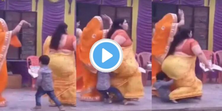 नाचतानाचता महिलेचा गेला तोल, अन्.. व्हिडीओ पाहून तुम्हाला हसू आवरता येत नाही