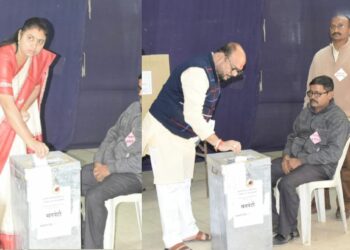 जिल्हा दूध संघाच्या आखाड्यात कोण विजयी ठरणार?? अनेकांनी मतदानाचा हक्क बजावला