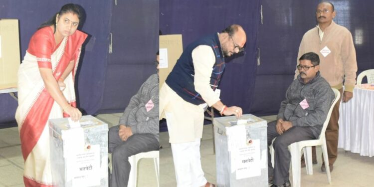 जिल्हा दूध संघाच्या आखाड्यात कोण विजयी ठरणार?? अनेकांनी मतदानाचा हक्क बजावला