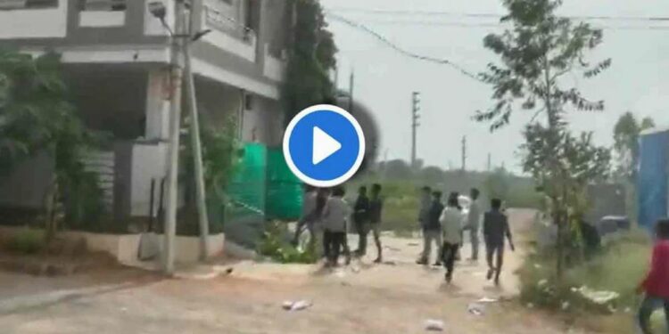 भरदिवसा घरात घुसून 24 वर्षांच्या तरुणीचं अपहरण ; पाहा हा धक्कादायक VIDEO