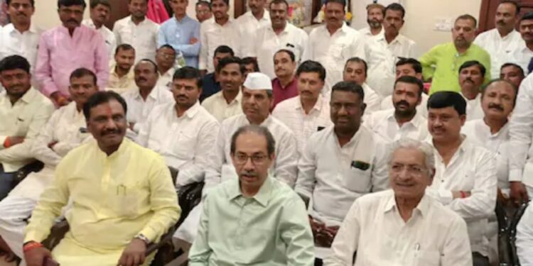 ठाकरे गटाचा भाजप-राष्ट्रवादीला मोठा धक्का ; अनेक प्रमुख पदाधिकाऱ्यांनी बांंधलं शिवबंधन