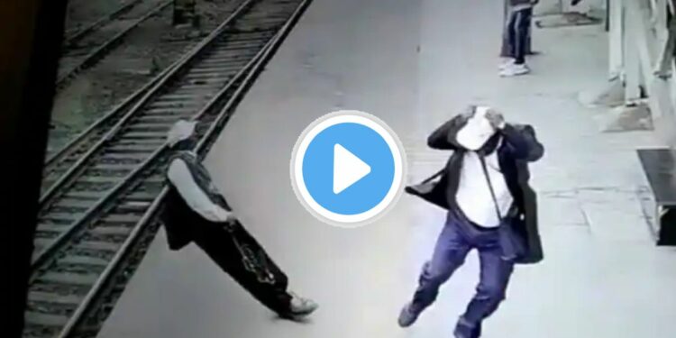 रेल्वे प्लॅटफॉर्मवर दोन TC बोलत होते, पण तेवढ्यात.. थरारक व्हिडीओ व्हायरल