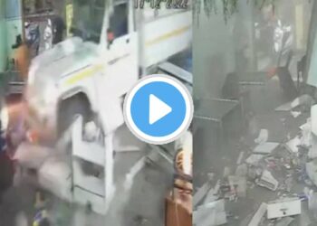 भिंत तोडून व्हॅन थेट ढाब्याच्या आत घुसली अन्…,घटनेचा थरार Video व्हायरल