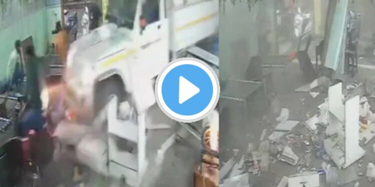 भिंत तोडून व्हॅन थेट ढाब्याच्या आत घुसली अन्…,घटनेचा थरार Video व्हायरल