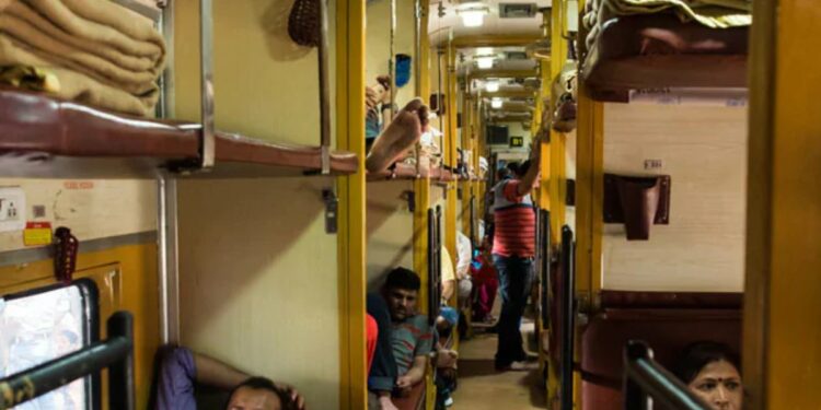 कडाक्याच्या थंडीतही रेल्वे एसी कोचचे पूर्ण भाडे का वसूलते? कारण जाणून तुम्हीही चक्रावून जाल