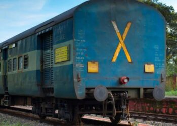 ट्रेनच्या मागील डब्यावर X किंवा LV का लिहिलेले असते? अर्थ जाणून घेतल्यास तुमचे डोके फिरेल