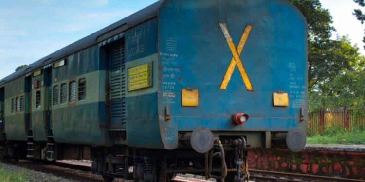 ट्रेनच्या मागील डब्यावर X किंवा LV का लिहिलेले असते? अर्थ जाणून घेतल्यास तुमचे डोके फिरेल