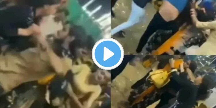 एका बॉयफ्रेंडसाठी 5 मुली एकमेकांशी भिडल्या..VIDEO झाला व्हायरल