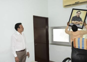 दूध संघातील एकनाथ खडसेंचा फोटो हटवला ;  फोटो वरून मंत्री गिरीष महाजण काय म्हणाले वाचा…