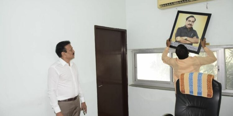 दूध संघातील एकनाथ खडसेंचा फोटो हटवला ; फोटो वरून मंत्री गिरीष महाजण काय म्हणाले वाचा…