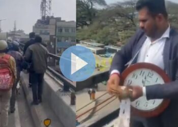 हा काय वेडेपणा! उड्डाणपुलावर उभा राहून करू लागला नोटांचा वर्षाव, Video झाला व्हायरल