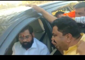 पाचोऱ्यात मुख्यमंत्रीं एकनाथ शिंदे यांचा ताफा अडवून दिले निवेदन