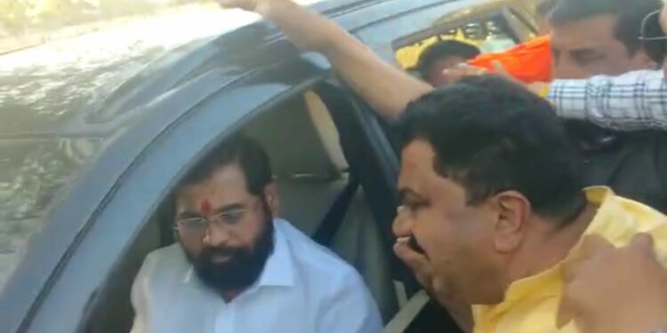 पाचोऱ्यात मुख्यमंत्रीं एकनाथ शिंदे यांचा ताफा अडवून दिले निवेदन