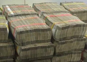 आमदाराकडे नोटांचा डोंगर पाहून प्राप्तिकर विभागाच्या अधिकाऱ्यांना फुटला घाम..