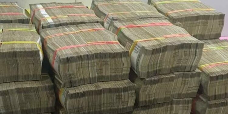 आमदाराकडे नोटांचा डोंगर पाहून प्राप्तिकर विभागाच्या अधिकाऱ्यांना फुटला घाम..