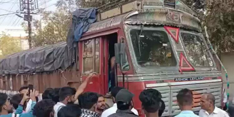 वाहनचालकाने ट्रक थेट शहरातील वर्दळी रस्त्यावर घातला अन्… जळगावातील घटना