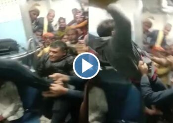 पवन एक्स्प्रेसमध्ये विना तिकीट प्रवास करणाऱ्या प्रवाशाला टीसींकडून बेदम मारहाण ; व्हिडीओ व्हायरल