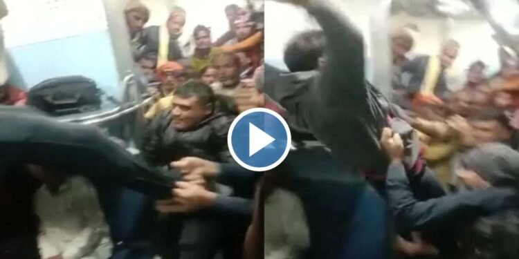 पवन एक्स्प्रेसमध्ये विना तिकीट प्रवास करणाऱ्या प्रवाशाला टीसींकडून बेदम मारहाण ; व्हिडीओ व्हायरल