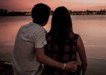 16 वर्षीय विद्यार्थ्याच्या प्रेमात 23 वर्षीय शिक्षिका झाली वेडी ; मुलासोबत झाली फरार अन्…