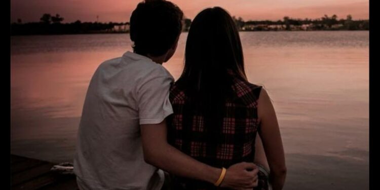 16 वर्षीय विद्यार्थ्याच्या प्रेमात 23 वर्षीय शिक्षिका झाली वेडी ; मुलासोबत झाली फरार अन्…