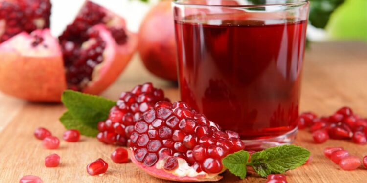 डाळिंबाचा रस आरोग्यासाठी आहे वरदान ; रोज प्यायल्याने मिळतात ‘हे’ फायदे