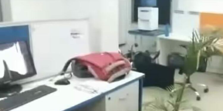 जळगावमध्ये शिंदे गटाच्या कार्यकर्त्याकडून बजाज फायन्सास कार्यालयाची तोडफोड