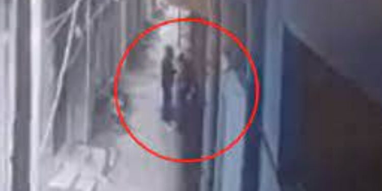 ब्रेकअपचा राग मनात धरून तरुणाने प्रेयसीसोबत केलं हादरवणारं कृत्य; VIDEO आला समोर