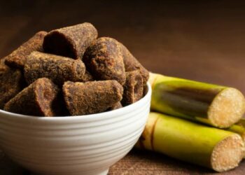 हिवाळ्यात गूळ खाल्ल्याने निरोगी राहाल, ‘हे’ आजार राहतील दूर