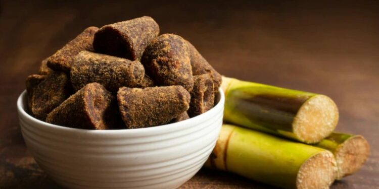 हिवाळ्यात गूळ खाल्ल्याने निरोगी राहाल, ‘हे’ आजार राहतील दूर