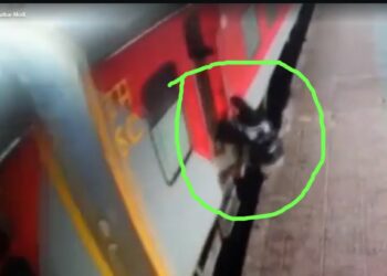 धावती रेल्वे पकडण्याच्या नादात तोल गेला अन्.. पाहा थरारक VIDEO