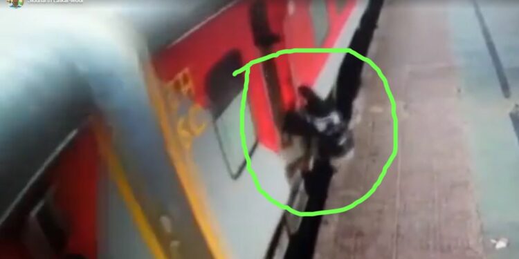 धावती रेल्वे पकडण्याच्या नादात तोल गेला अन्.. पाहा थरारक VIDEO