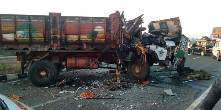 बस अन् ट्रकच्या भीषण अपघातात 10 जणांचा मृत्यू ; नाशिक जवळील घटना