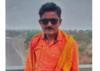 पत्नी मुलांसह घरात गाढ झोपेत असतानाच पतीने उचलले धक्कादायक पाऊल ; जळगावातील घटना