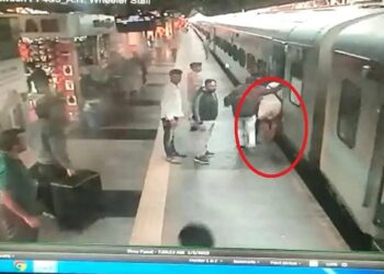 धावत्या रेल्वेत चढण्याच्या नादात महिलेचा तोल गेला अन्… पहा अंगावर काटा आणणारा हा Video