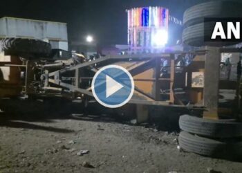 मंदिराच्या उत्सवादरम्यान क्रेन कोसळून चार भाविक ठार ; घटनेचा थरकाप उडवणारा VIDEO समोर