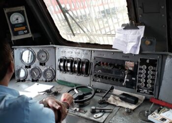 धावत्या ट्रेनमध्ये दोन्ही लोको पायलट झोपून गेले तर काय होईल?? रेल्वेचा हा नियम तुम्हाला माहीत नसेल