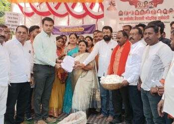 पाचोऱ्यात शिवसेना नेत्या वैशालीताई सूर्यवंशी यांच्या नेतृत्वात धरणे आंदोलन