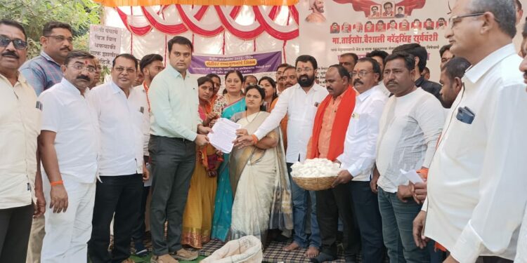पाचोऱ्यात शिवसेना नेत्या वैशालीताई सूर्यवंशी यांच्या नेतृत्वात धरणे आंदोलन