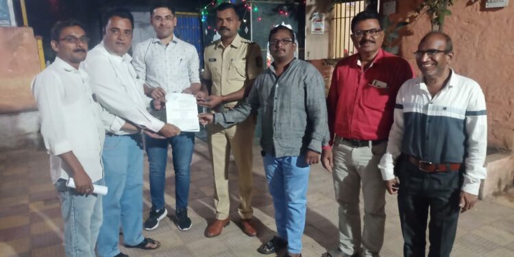 पत्रकारांची बदनामी केल्या प्रकरणी गुन्हा दाखल होणे बाबत पाचोरा पोलिसात तक्रार अर्ज ; कारवाईची मागणी